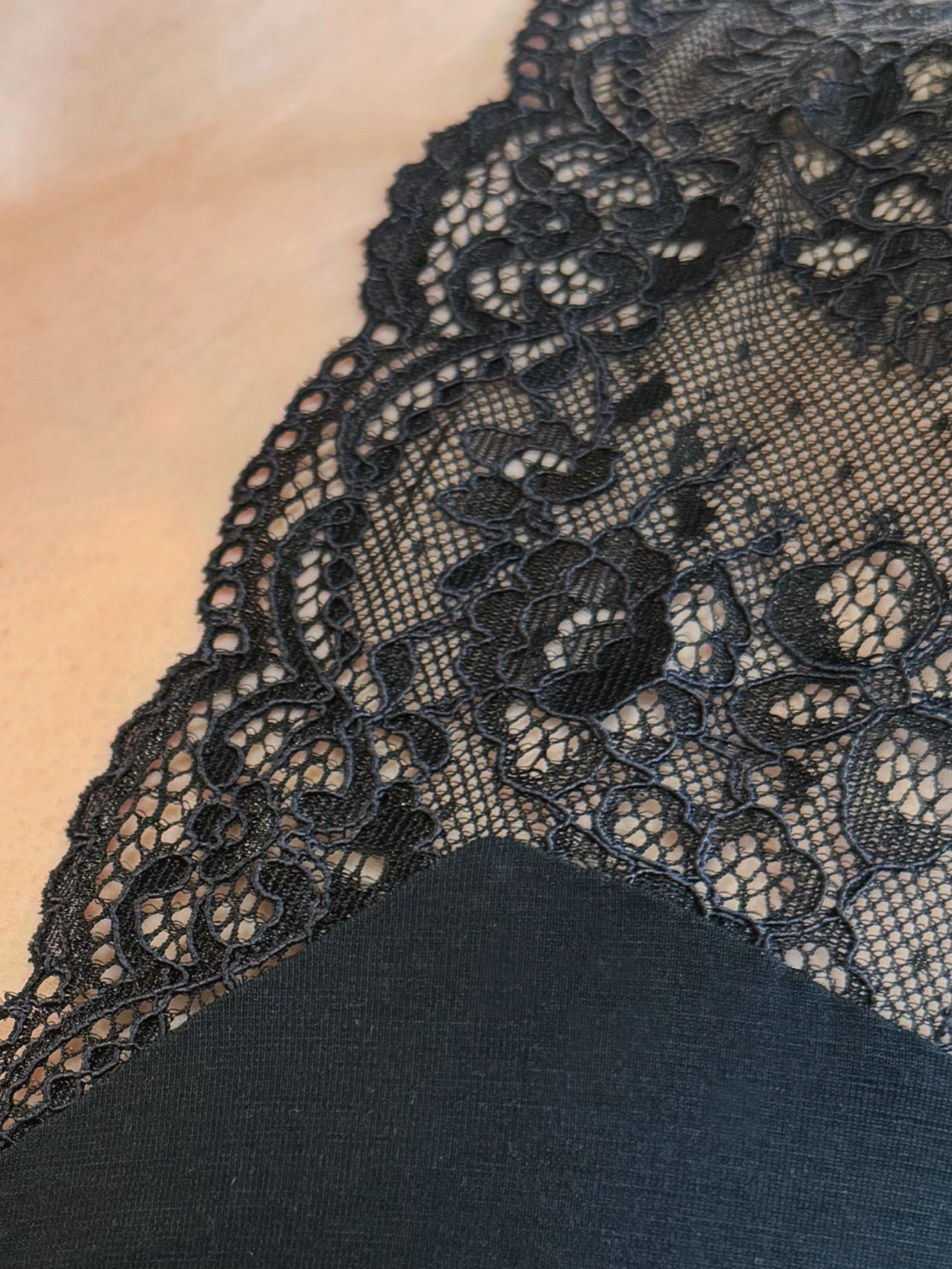 Langes Nachthemd mit breiten Spitzenträgern