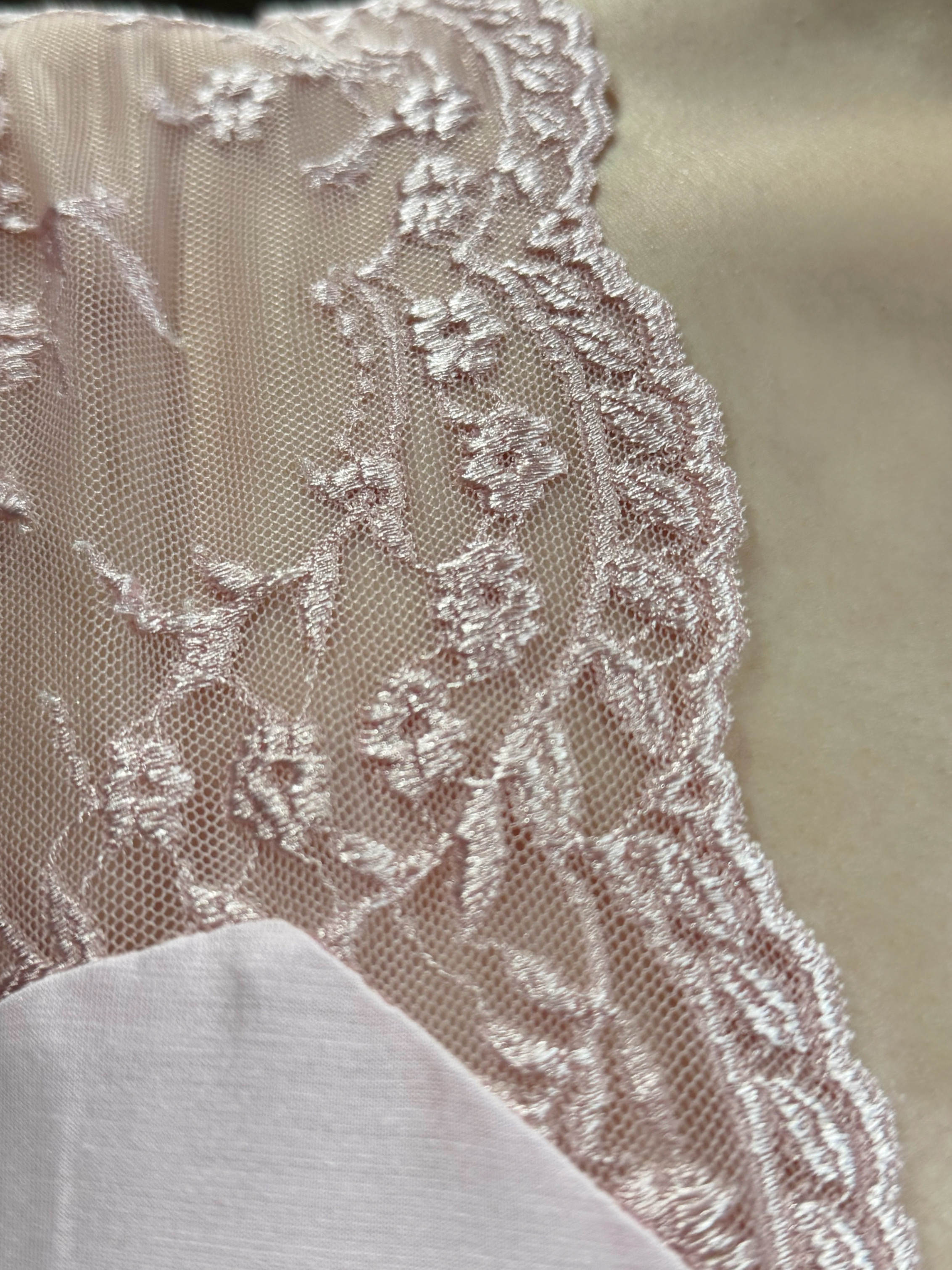 Langes Nachthemd mit breiten Spitzenträgern