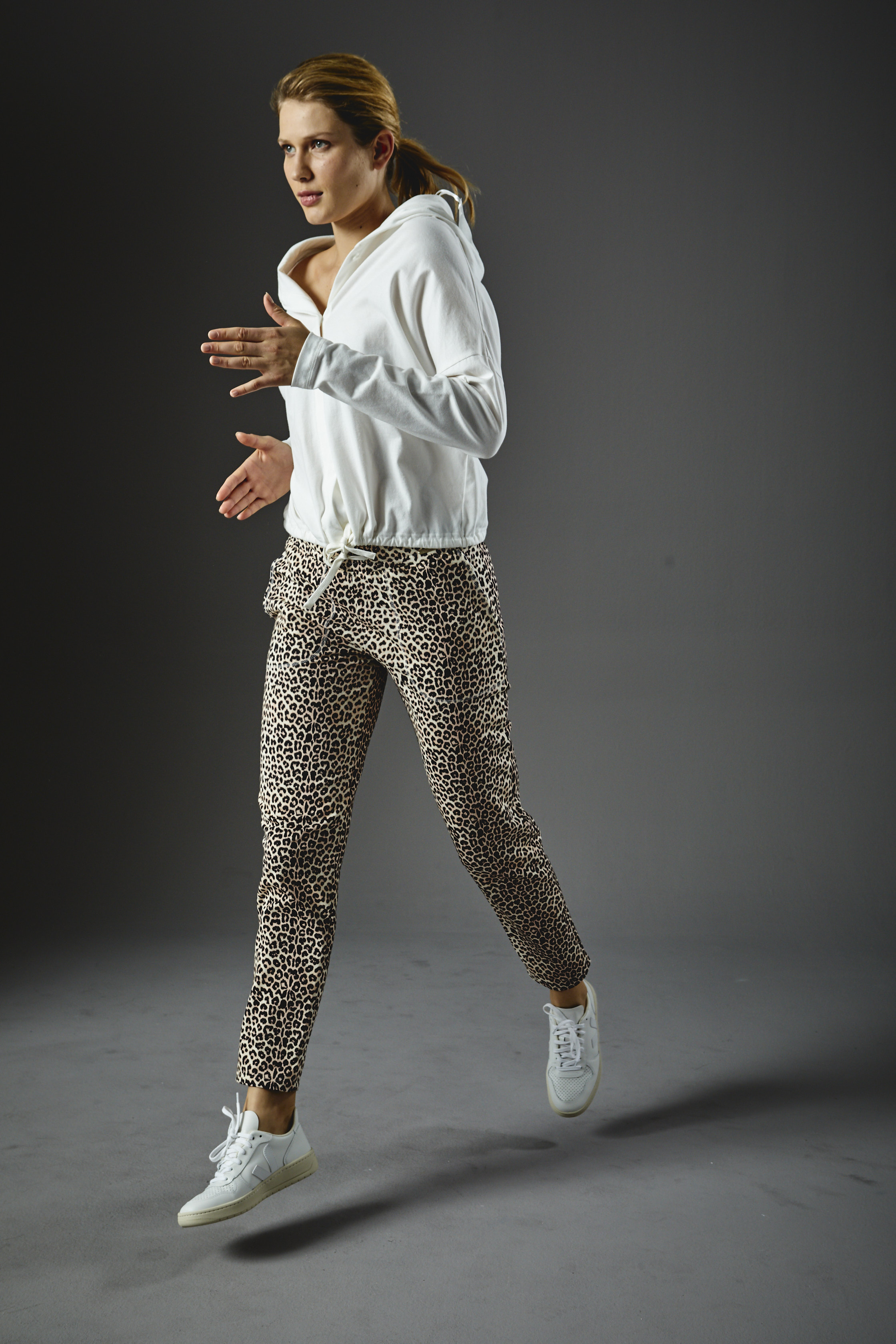 Fuerstenberg-Fashion-Jacke-Sweatjacke-Sport-Sportkleidung-Loungskleidung-Kapuze-Athleisure-Activewear-Weiss-Perlweiss-Unifarben-Basic-51346335-51326068-6 Jacket
